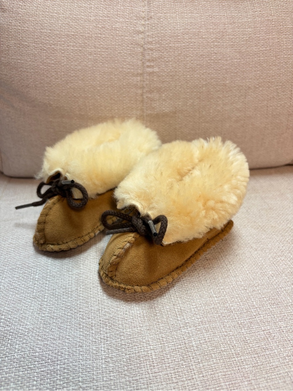 Minnetonka Infant Sheepskin Booties Suede Leather Baby Slippers Tan Size 2